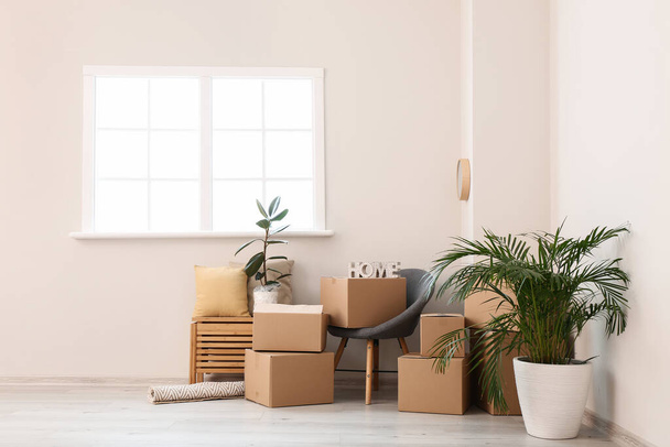 Boîtes en carton avec effets personnels dans un appartement neuf le jour du déménagement - Photo, image