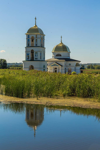 Η πλημμυρισμένη εκκλησία. Εκκλησία Μεταμόρφωσης. Περιφέρεια Κιέβου. Ουκρανία. 08 / 16 / 2020 - Φωτογραφία, εικόνα
