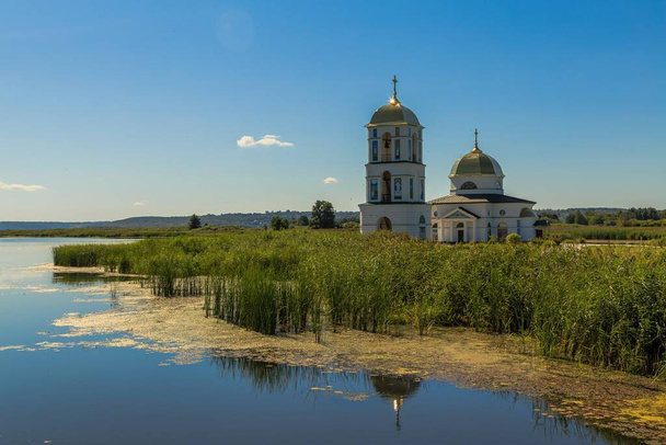 De overstroomde kerk. Transfiguratie Kerk. Kiev regio. Oekraïne. 08 / 16 / 2020 - Foto, afbeelding