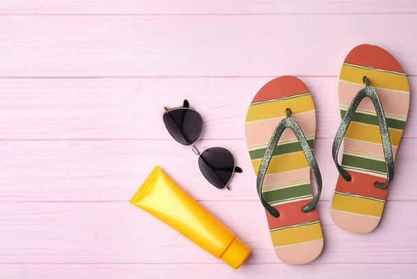 Beach objects on pink wooden background, flat lay - Foto, imagen