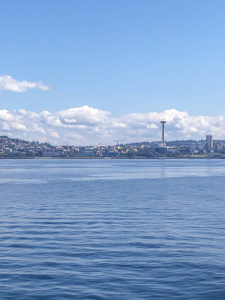 Trajekt SeattleBainbridge je trajektovou trasou přes Puget Sound mezi Seattlem a ostrovem Bainbridge ve Washingtonu. Trasa se jmenovala SeattleWinslow trajekt před městem Winslow připojil zbytek ostrova a změnil svůj název.  - Fotografie, Obrázek
