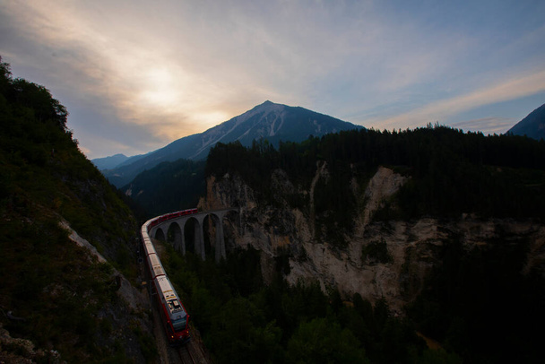 Ledovcový expres ve Švýcarsku - Landwasser Viaduct - Fotografie, Obrázek