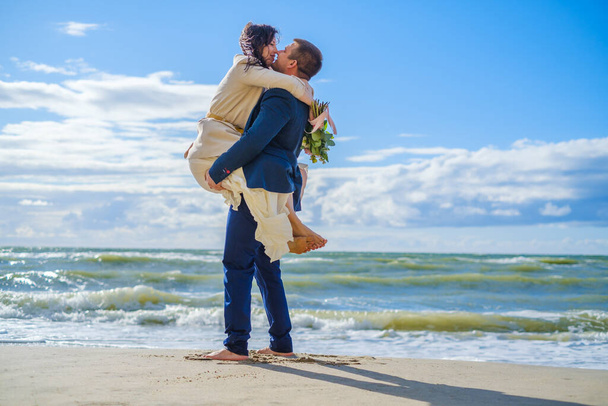 Glückliche Braut und Bräutigam am Strand - Foto, Bild