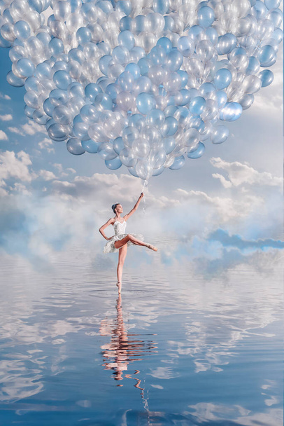 Piękna balerina w jeziorze z balonami - Zdjęcie, obraz