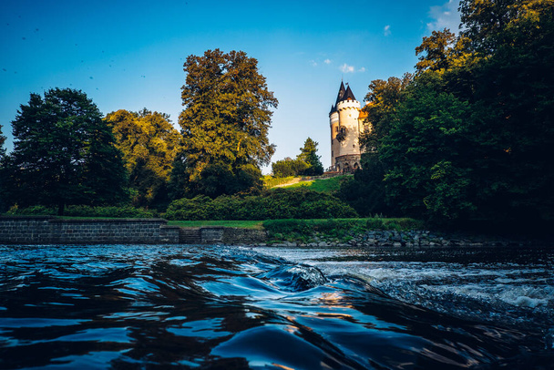 Schloss Zleby ist ein Schloss im gleichnamigen Dorf etwa 7 km östlich von Caslav. Es war ursprünglich eine Burg der Familie Lichtenburg (vielleicht schon von Smil von Lichtenburg) - Foto, Bild