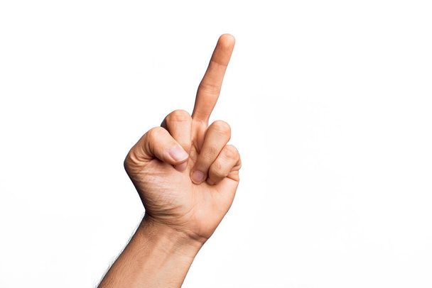 Hand eines kaukasischen jungen Mannes mit Fingern über isoliertem weißem Hintergrund, der eine provokante und unhöfliche Geste zeigt und dabei Fick-dich-Symbol mit Mittelfinger zeigt - Foto, Bild