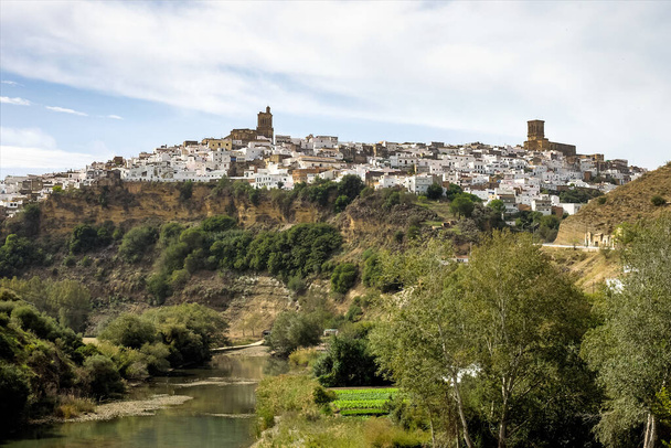 Arcos de la Frontera, İspanya 'nın Endülüs eyaletinde Guadalete nehri kıyısında bir kayanın üzerine inşa edilmiş beyaz bir kasaba. - Fotoğraf, Görsel