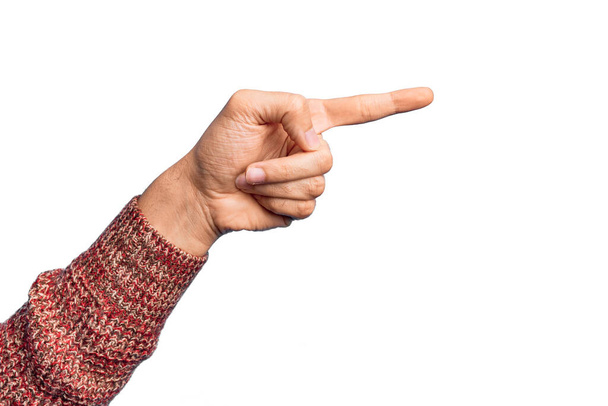Beyaz arka plan üzerinde parmaklarını gösteren beyaz tenli bir adamın eli işaret parmağıyla kenarı işaret ederek bir seçim yapmayı öneriyor. - Fotoğraf, Görsel