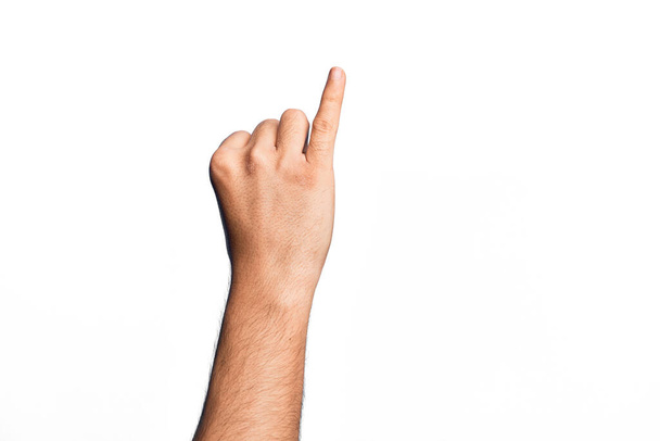Beyaz arka planda parmaklarını gösteren beyaz tenli bir gencin eli serçe parmağını küçük parmak sözü olarak gösteriyor. Bir numara: - Fotoğraf, Görsel