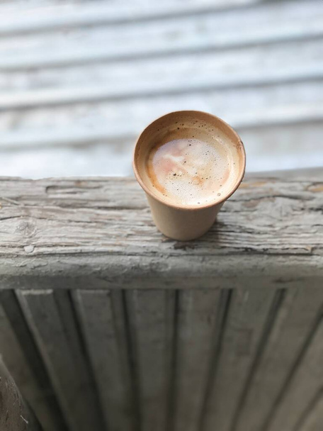 コーヒーを飲みながら一日目。木製の背景に国際コーヒーの日. - 写真・画像