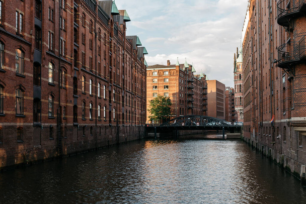 Dzielnica Magazynowa lub Speicherstadt w Hamburgu. Kanał Wandrahmsfleet - Zdjęcie, obraz