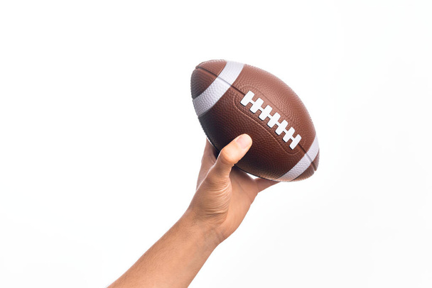 Mão de caucasiano jovem desportivo homem segurando bola de futebol sobre fundo branco isolado - Foto, Imagem