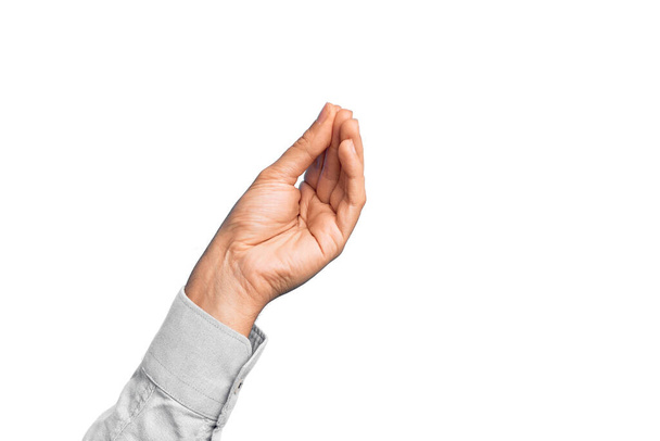 Mão de jovem caucasiano mostrando os dedos sobre fundo branco isolado fazendo gesto italiano com os dedos juntos, movimento gesto de comunicação - Foto, Imagem
