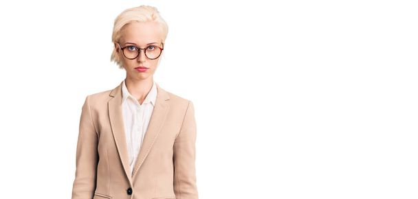 Junge blonde Frau mit Businesskleidung und Brille, deprimiert und besorgt um ihr Leben, weinend, wütend und ängstlich. Traurige Miene.  - Foto, Bild