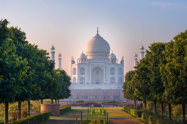 Taj Mahal on Unescon maailmanperintökohde ja yksi maailman seitsemästä ihmeestä.Näkymä Mehtab Baghilta vastapäätä Yamuna-joen rantaa, Agran kaupungissa, Uttar Pradeshissa, Intiassa - Valokuva, kuva