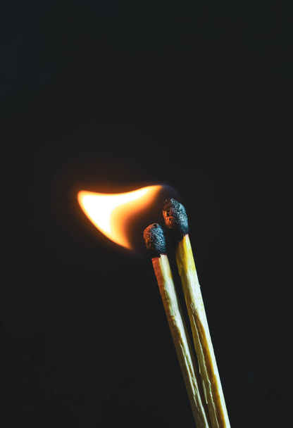 Couple d'allumettes brûlant avec flamme de chaleur isolé sur un fond noir. - Photo, image