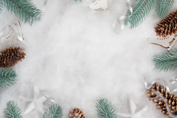Новорічно-різдвяне планування гілок сосни та декору на снігу з копіювальним простором. Зимові канікули каркасні плоскі
 - Фото, зображення