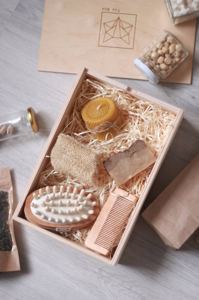 Detailní lázeňské doplňky set v dřevěné krabici, rezavý styl dekorace   - Fotografie, Obrázek