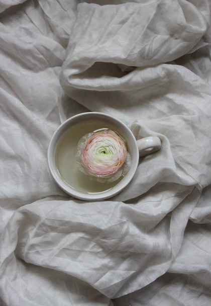 Primer plano de copa blanca con flor de rosa - Foto, imagen