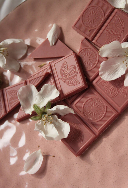Close-up van gebarsten chocoladereep op houten ondergrond  - Foto, afbeelding