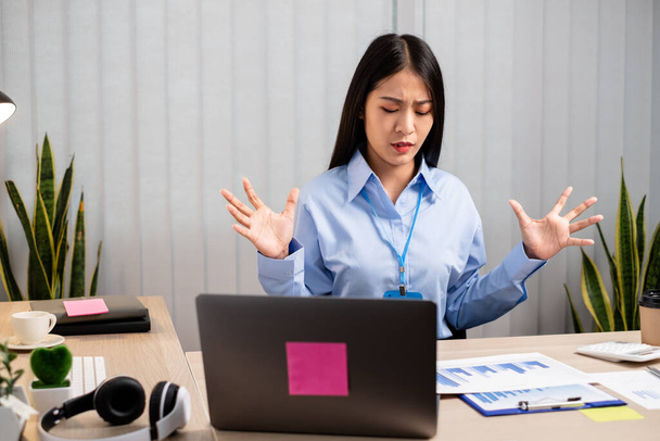 Travailler femmes asiatiques se sentent stressées, fatiguées du travail, migraines maux de tête de travailler dur tout en travaillant au bureau. - Photo, image