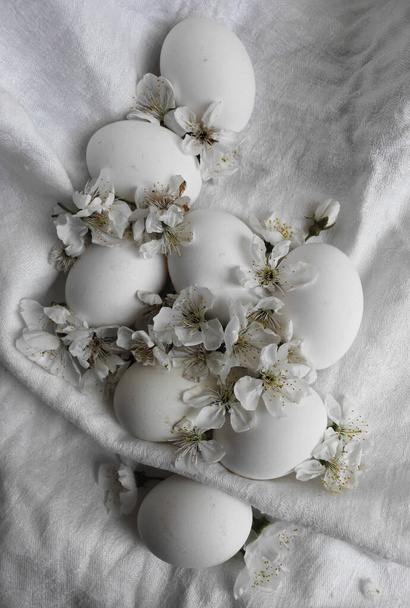 Çiçekli Paskalya yumurtaları, lakonik nötr tatil, yumurtalı Paskalya fotoğrafı, mutlu Paskalya tasarımı. - Fotoğraf, Görsel