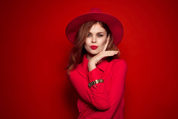 donna in camicia rossa con trucco luminoso e cappello sulla testa emozioni stile moda - Foto, immagini