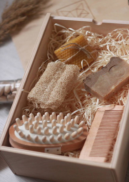 Аксессуары для спа крупным планом в деревянной коробке, ржавое украшение в стиле   - Фото, изображение