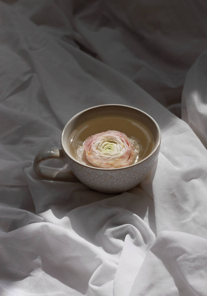 Primer plano de copa blanca con flor de rosa - Foto, Imagen