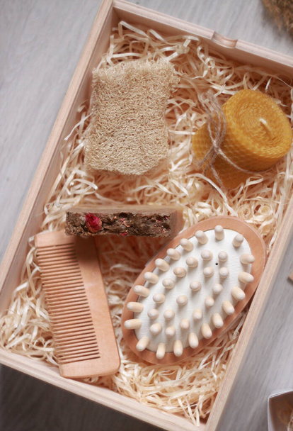 Closeup accessoires de spa dans une boîte en bois, décoration de style rouillé   - Photo, image