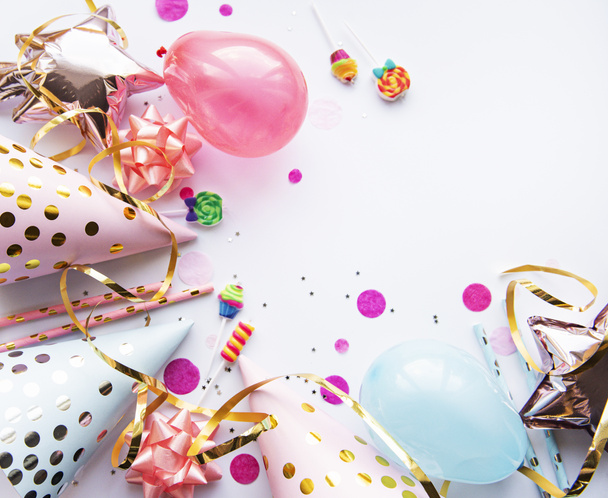 Alles Gute zum Geburtstag oder zur Party. Flache Lay mit Geburtstagsballons, Konfetti und Schleifen auf weißem Hintergrund. Draufsicht. Kopierraum. - Foto, Bild