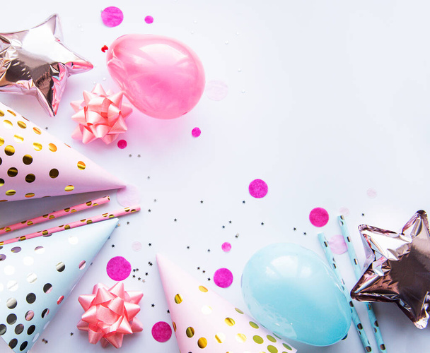Gelukkige verjaardag of feest achtergrond. Flat Lay wtih verjaardag ballonnen, confetti en linten op witte achtergrond. Bovenaanzicht. Kopieerruimte. - Foto, afbeelding