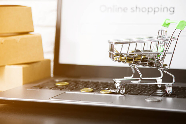 Online Shopping. shopping cart on a laptop keyboard. ordering and delivery of goods to your home and office. - Fotoğraf, Görsel