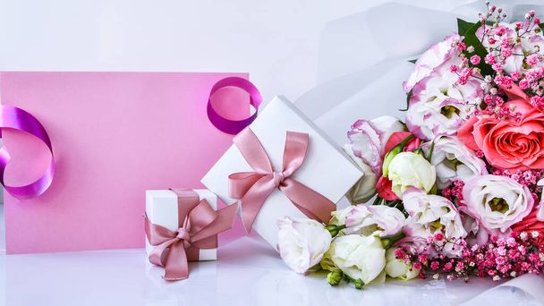 card mockup with delicate bouquet and gift boxes. floral background. Top view Flat lay Holiday card 8 March, Happy Valentine's day, Mother's day concept. Copy space for text. Holiday greeting card - Foto, imagen