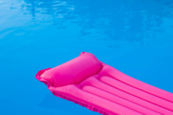 Piscine et matelas rose, piscine vide et d'été, vacances et vacances, fond d'eau. Fond d'été coloré. - Photo, image