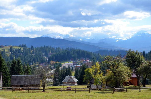 晴れた秋の日に山の村の風景ビュー｜カルパチア山脈 - 写真・画像