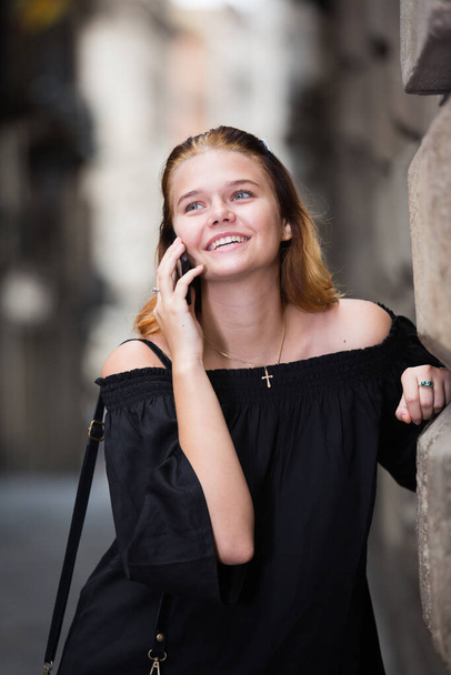 Portrait of girl teenager talking on phone - Фото, изображение