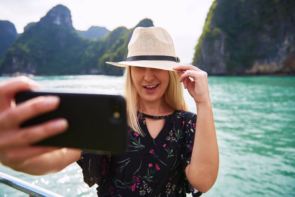 Mulher de chapéu tirando uma selfie em Ha Long Bay Vietnam  - Foto, Imagem