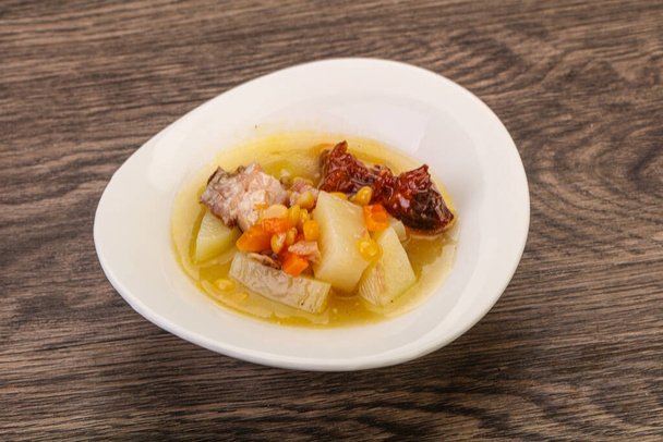 Pea soup with smoked pork ribs - Foto, afbeelding