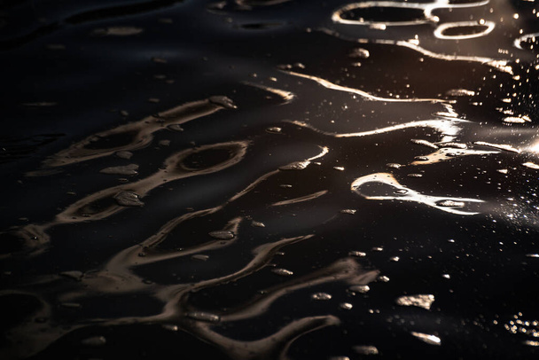 El juego de la luz del sol, la espuma y el flujo de agua - Foto, Imagen