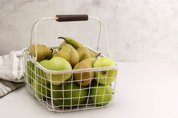 Basket with apples and pears, healthy fruit for snack. Healthy eating, vegetarian food. - Valokuva, kuva