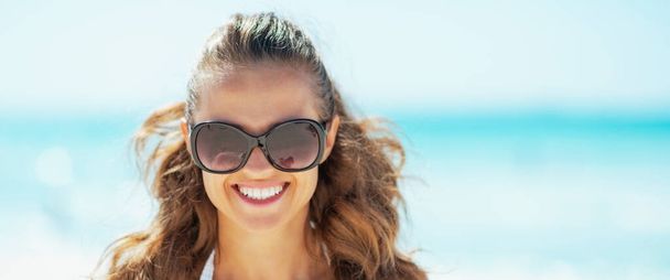 young woman in sunglasses on beach - Фото, зображення