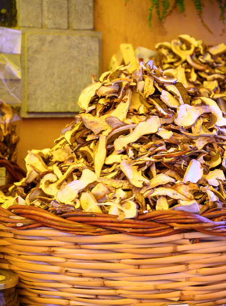 Nueva cosecha seca sabrosos hongos porcini boletus blancos en la tienda, Nemi, Castelli Romani, Italia - Foto, imagen