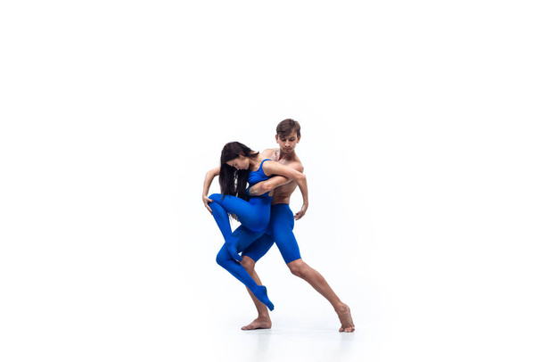 The couple of modern dancers, art contemp dance, blue and white combination of emotions - Фото, зображення