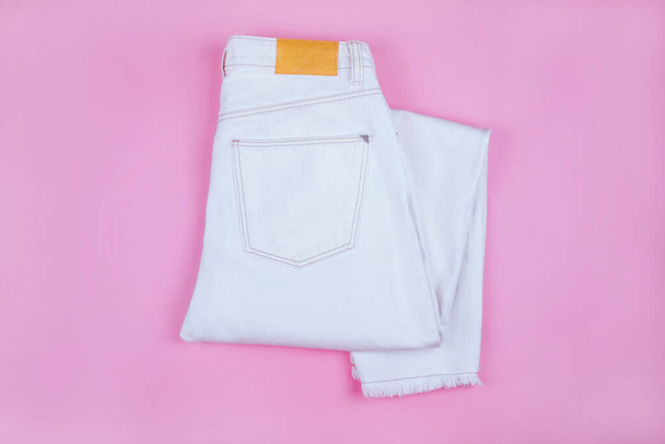 Lato moda flatlay z białymi jeansami - Zdjęcie, obraz