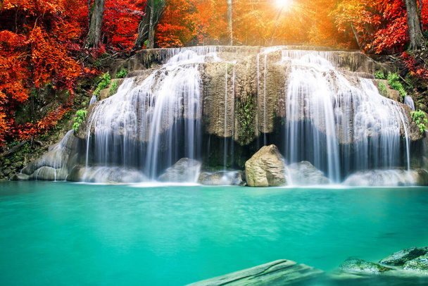 Csodálatos a természetben, gyönyörű vízesés a színes őszi erdőben őszi szezonban  - Fotó, kép
