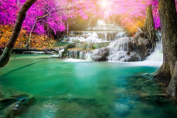 Erstaunlich in der Natur, schöner Wasserfall im bunten Herbstwald in der Herbstsaison  - Foto, Bild