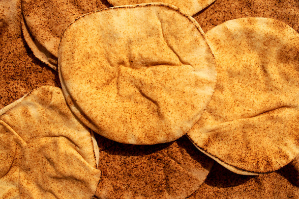 Çoklu tahıllı pide ekmeğinden yapılmış bir arka plan. Meşhur geleneksel Arap düz ekmeği. Mısır ekmeği. - Fotoğraf, Görsel