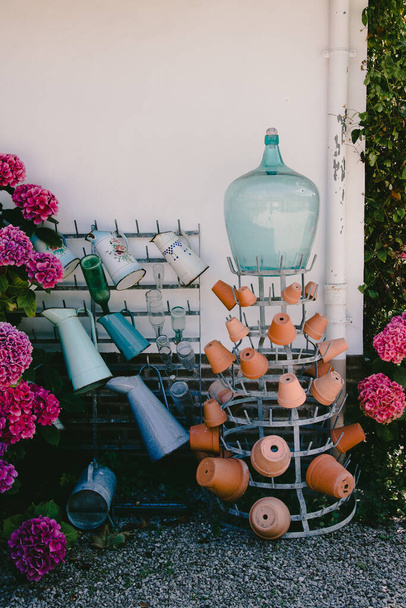 Pot, cruches et bouteille en terre cuite à l'extérieur - Photo, image