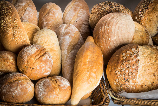 Seleção de pão orgânico artesanal marrom e branco - Foto, Imagem